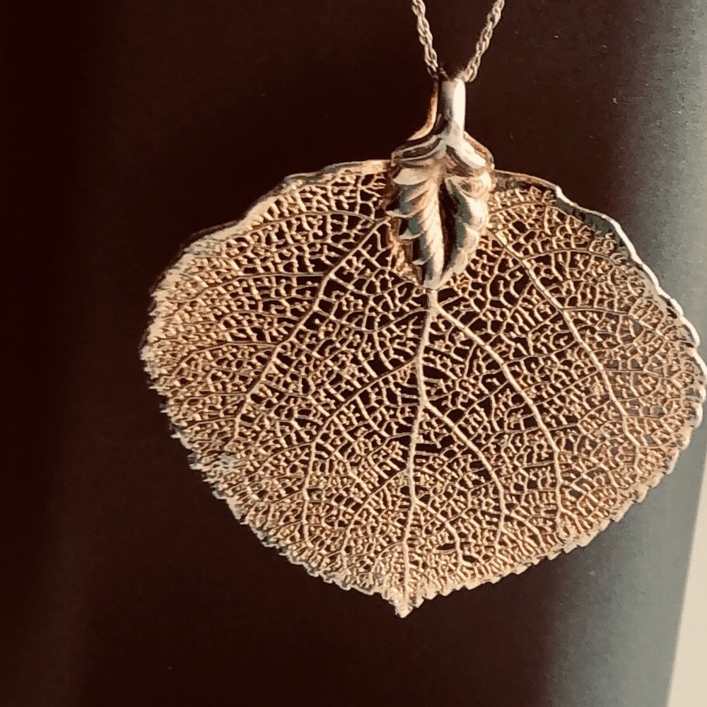Gold tone filigree leaf pendant with 10k chain - Picture 1 of 5
